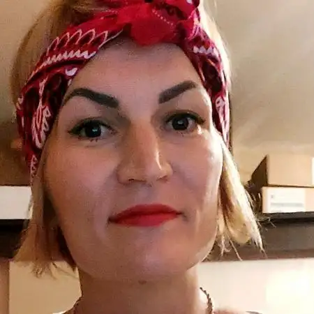 Valentina, 44