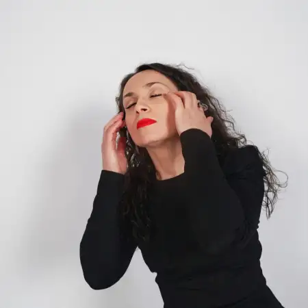 אנה, 44