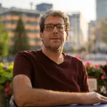 תמונה ניר 1 מתארח בבית קפה בתל אביב
